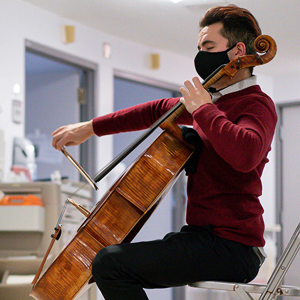 Stéphane Tétreault playing the cello in a hospital