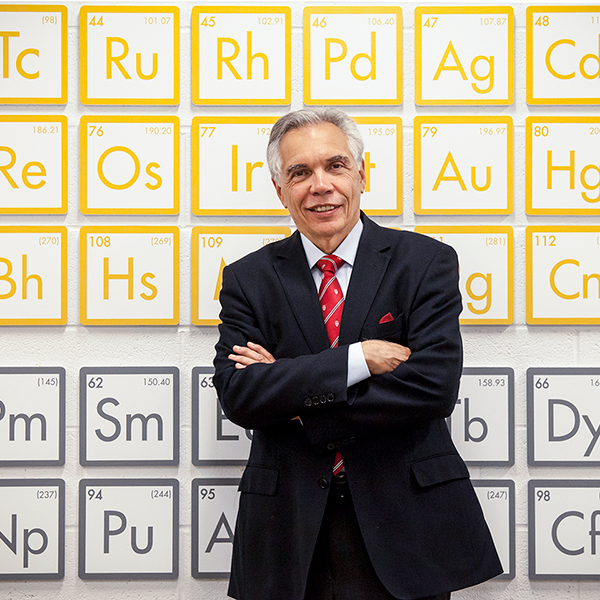 Joe Schwarcz standing in front of the periodic table