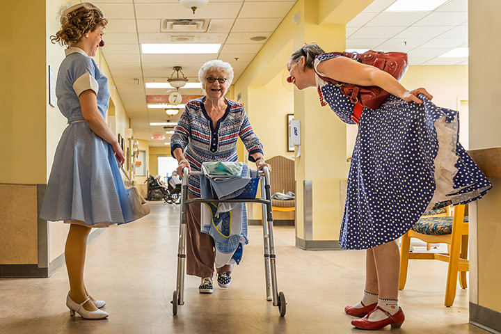 Médecins habillés en clowns avec une patiente âgé
