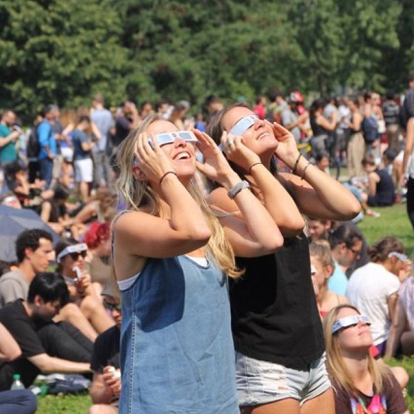 Students watching eclipse on the McGill lawn